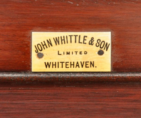 アンティークのチェスト　アンティーク家具　英国インテリアのアンティーク家具、カップボードチェスト（食器棚）。家具メーカーのタグが残っていました。(q-522-f)