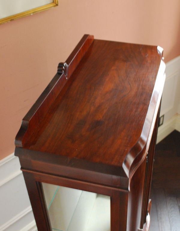 アンティークのキャビネット　アンティーク家具　イギリスから到着したアンティーク家具、ウォルナット材のガラスキャビネット。天板もピカピカにお直ししました。(q-523-f )