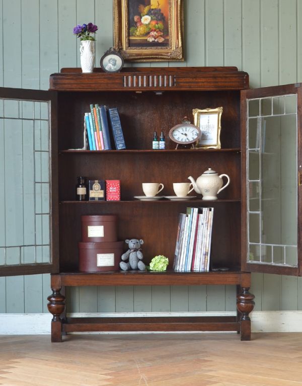 アンティークのキャビネット　アンティーク家具　ステンドグラスを嵌め込んだ英国のアンティークブックケース（本棚）。両開きで出し入れもしやすいですよ。(q-524-f)