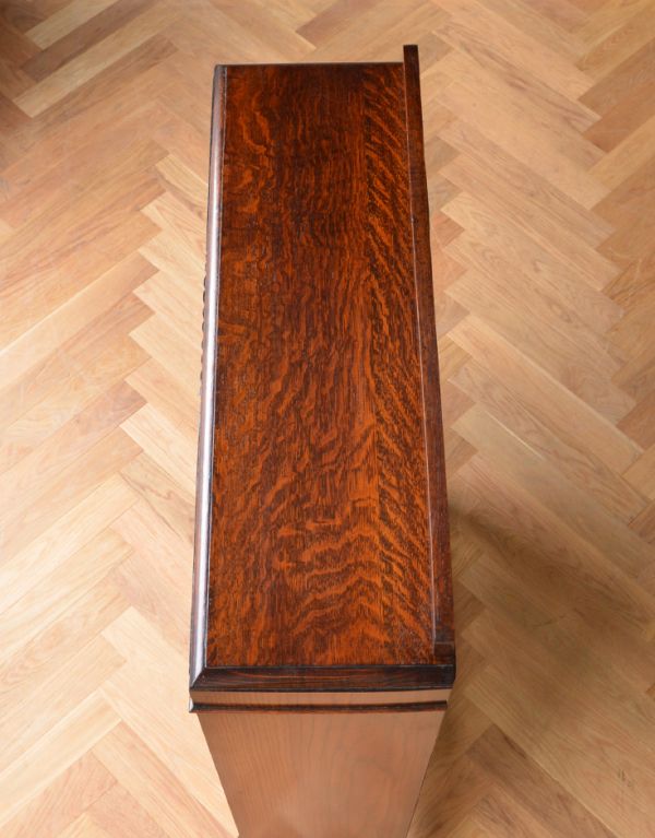 アンティークのキャビネット　アンティーク家具　ステンドグラスを嵌め込んだ英国のアンティークブックケース（本棚）。天板もキレイな状態で仕上げてあります。(q-524-f)