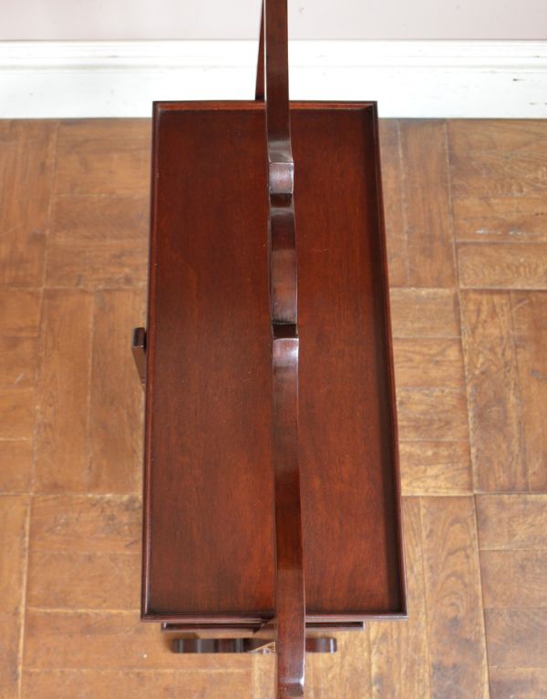 めずらしい家具　アンティーク家具　憧れの英国のアンティーク家具、たくさん置けるケーキスタンド。収納すると場所をとってしまう、ガラスのケーキスタンドやティーポットを飾っても素敵ですよ。(q-529-f)