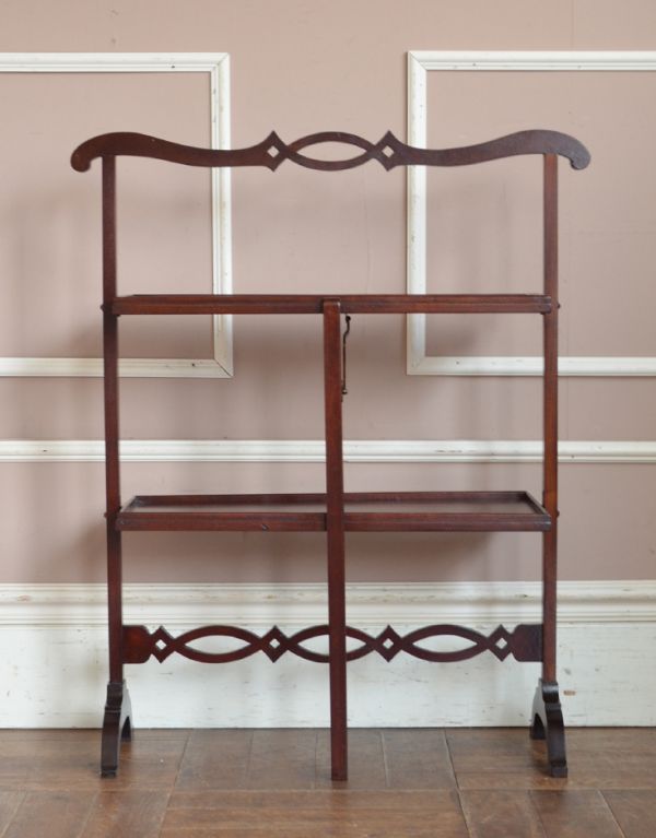 めずらしい家具　アンティーク家具　憧れの英国のアンティーク家具、たくさん置けるケーキスタンド。アンティークは新品ではないので、経年変化によるキズはありますが、専門の職人によって目立たないようにキレイにお直しをしています。(q-529-f)