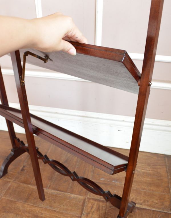 めずらしい家具　アンティーク家具　憧れの英国のアンティーク家具、たくさん置けるケーキスタンド。組み立てるときは写真のようにバーを上下します。(q-529-f)