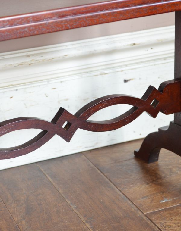 めずらしい家具　アンティーク家具　憧れの英国のアンティーク家具、たくさん置けるケーキスタンド。ゴージャスな装飾があるデザインです。(q-529-f)