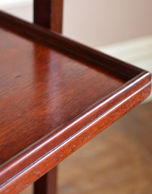 めずらしい家具　アンティーク家具　憧れの英国のアンティーク家具、たくさん置けるケーキスタンド。木製で味があります。(q-529-f)