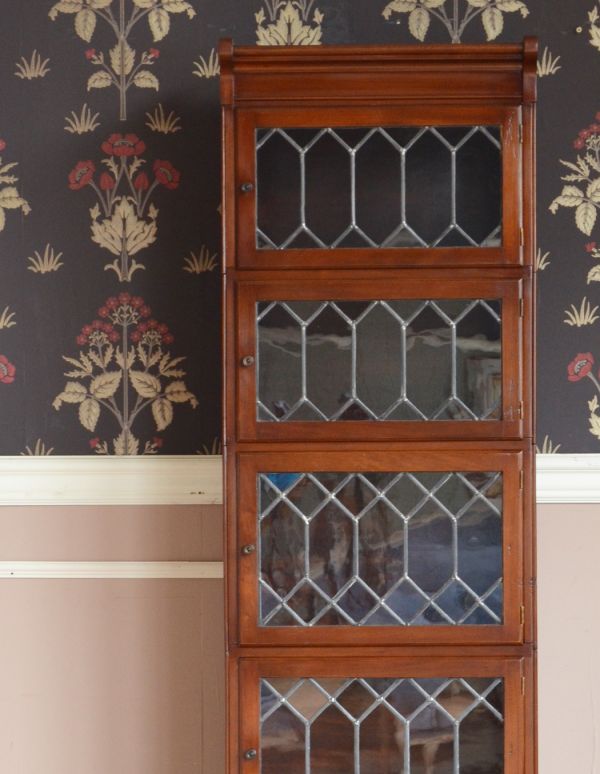 アンティークのキャビネット　アンティーク家具　イギリスのアンティーク家具、ガラス扉のスタッキングブックケース（本棚）。職人さんの技が生きた装飾です。(q-531-f)