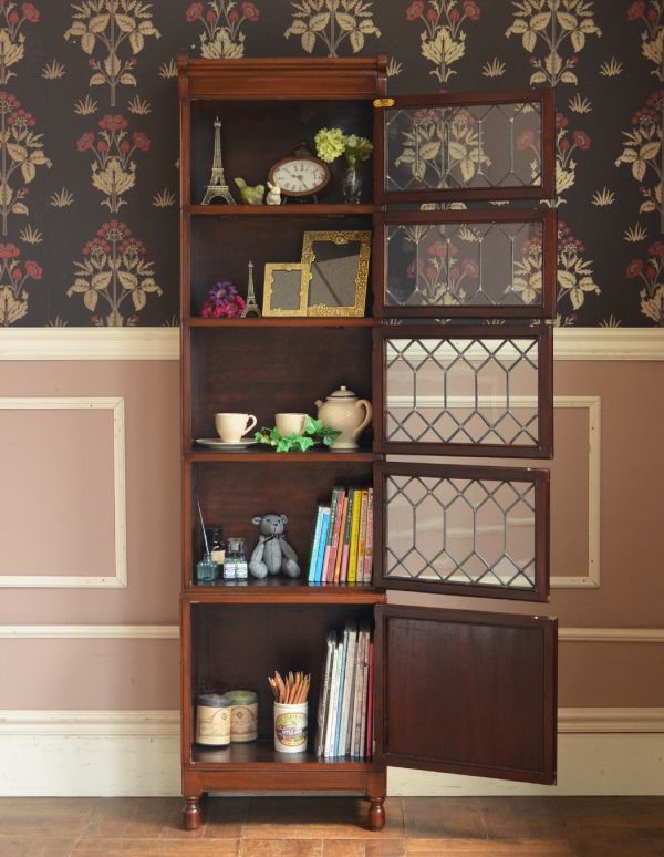 アンティークのキャビネット　アンティーク家具　イギリスのアンティーク家具、ガラス扉のスタッキングブックケース（本棚）。食器や写真立て、本やDVDなどなど、たくさん飾ればディスプレイの幅が広がります！ガラスが大きいので、中に飾ったものがいい感じに見えてオシャレになります。(q-531-f)