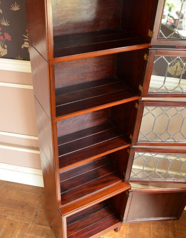 アンティークのキャビネット　アンティーク家具　イギリスのアンティーク家具、ガラス扉のスタッキングブックケース（本棚）。内側も茶色なので落ち着きがあってかっこいいです。(q-531-f)