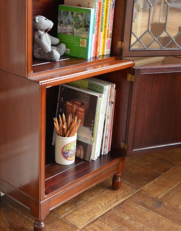 アンティークのキャビネット　アンティーク家具　イギリスのアンティーク家具、ガラス扉のスタッキングブックケース（本棚）。A4サイズの雑誌やファイルがラクラク収納できるのでとっても便利ですよ。(q-531-f)