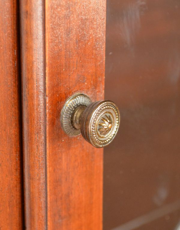 アンティークのキャビネット　アンティーク家具　イギリスのアンティーク家具、ガラス扉のスタッキングブックケース（本棚）。扉一枚、一枚に真ん丸な取っ手が付いています。(q-531-f)