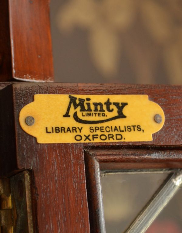 アンティークのキャビネット　アンティーク家具　イギリスのアンティーク家具、ガラス扉のスタッキングブックケース（本棚）。家具メーカーのタグが残っていました。(q-531-f)