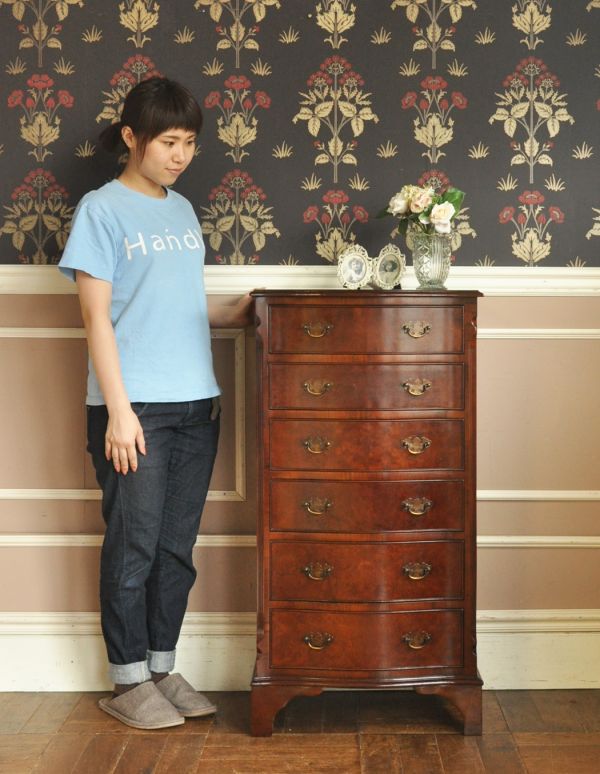 アンティークのチェスト　アンティーク家具　スタイルバツグンのアンティーク家具、英国デザインのチェスト。高級感があって女性らしい優しいシルエット。(q-532-f)