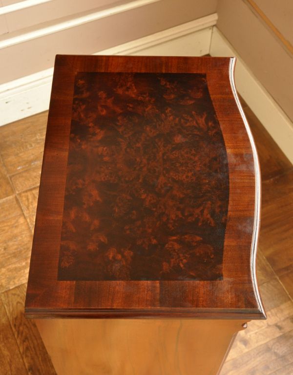 アンティークのチェスト　アンティーク家具　スタイルバツグンのアンティーク家具、英国デザインのチェスト。天板も木目がとってもキレイです。(q-532-f)