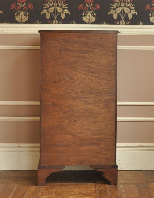 アンティークのチェスト　アンティーク家具　スタイルバツグンのアンティーク家具、英国デザインのチェスト。キチンとメンテナンスしてあるので、裏側もキレイです。(q-532-f)