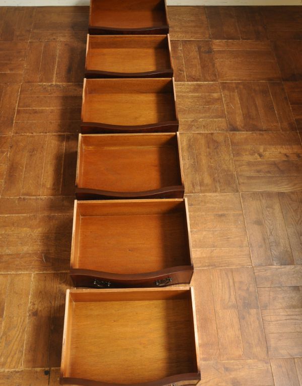 アンティークのチェスト　アンティーク家具　スタイルバツグンのアンティーク家具、英国デザインのチェスト。引き出しは6杯。(q-532-f)