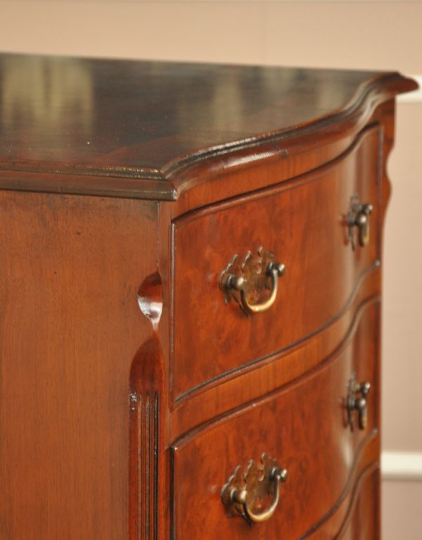 アンティークのチェスト　アンティーク家具　スタイルバツグンのアンティーク家具、英国デザインのチェスト。角もキレイな状態です。(q-532-f)