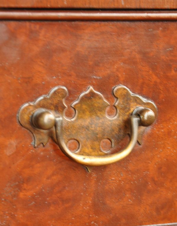 アンティークのチェスト　アンティーク家具　スタイルバツグンのアンティーク家具、英国デザインのチェスト。引き出しの取っ手です。(q-532-f)
