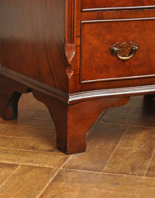 アンティークのチェスト　アンティーク家具　スタイルバツグンのアンティーク家具、英国デザインのチェスト。脚付きのタイプは、風通しがいいです。(q-532-f)