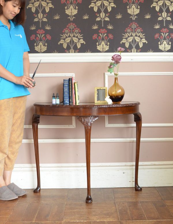 ロイドテーブル アンティーク家具 英国のアンティーク家具、ガラス天板の半月型コンソールテーブル。そっと壁に付けて置くだけで、オシャレな雰囲気に。(q-533-f)