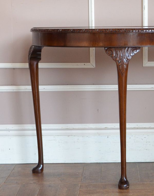 ロイドテーブル アンティーク家具 英国のアンティーク家具、ガラス天板の半月型コンソールテーブル。脚が細くすっきりしたシルエットがとても素敵なんです。(q-533-f)