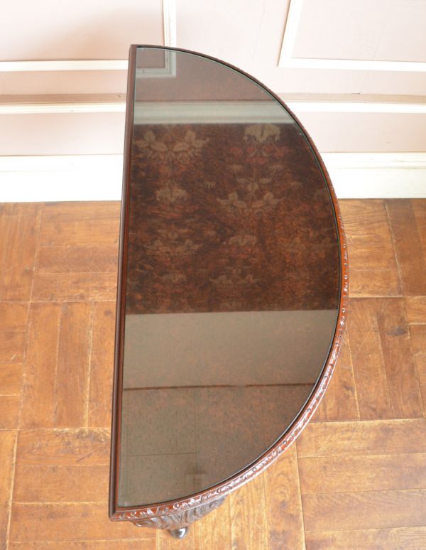 ロイドテーブル アンティーク家具 英国のアンティーク家具、ガラス天板の半月型コンソールテーブル。半円形の天板です。(q-533-f)