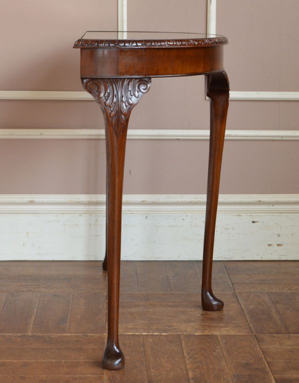 ロイドテーブル アンティーク家具 英国のアンティーク家具、ガラス天板の半月型コンソールテーブル。サイドはこんなにスッキリ!場所を取らないので使いやすいです。(q-533-f)