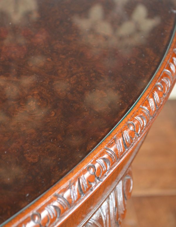 ロイドテーブル アンティーク家具 英国のアンティーク家具、ガラス天板の半月型コンソールテーブル。天板の端にも繊細なカッティングが施されています。(q-533-f)