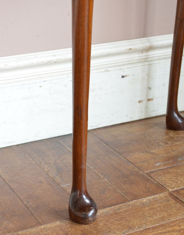 ロイドテーブル アンティーク家具 英国のアンティーク家具、ガラス天板の半月型コンソールテーブル。スラッと伸びた脚は安定感があります。(q-533-f)