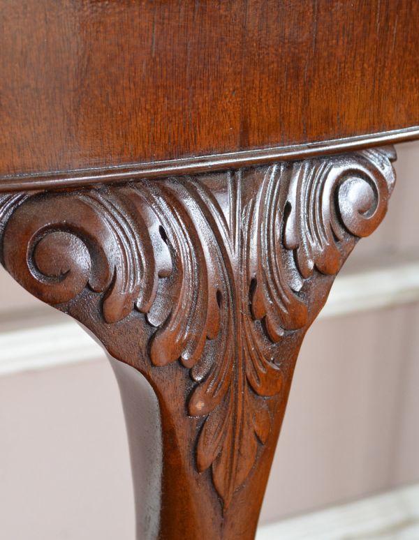 ロイドテーブル アンティーク家具 英国のアンティーク家具、ガラス天板の半月型コンソールテーブル。うっとりするほどキレイな彫が素敵です。(q-533-f)