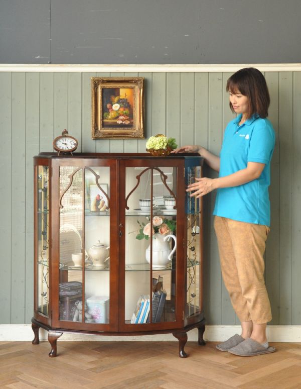 アンティークのキャビネット　アンティーク家具　模様入りのミラー付き、英国のアンティーク家具のガラスキャビネット（飾り棚）。風格と品があるので、リビングはもちろん、和室や書斎、客間にも最適。(q-534-f)