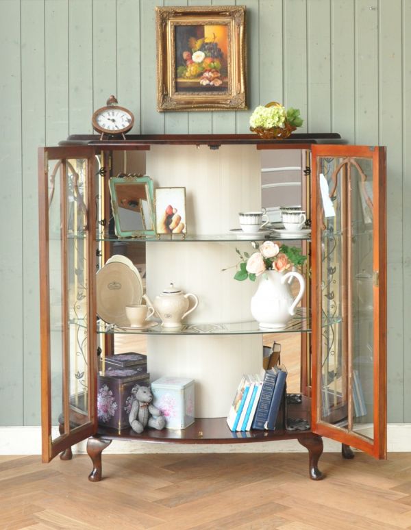 アンティークのキャビネット　アンティーク家具　模様入りのミラー付き、英国のアンティーク家具のガラスキャビネット（飾り棚）。両開きが可愛いデザイン。(q-534-f)