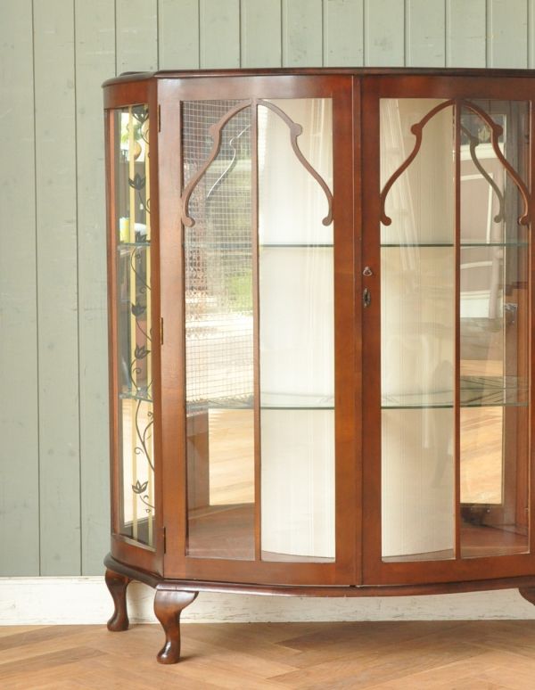 アンティークのキャビネット　アンティーク家具　模様入りのミラー付き、英国のアンティーク家具のガラスキャビネット（飾り棚）。アンティークのガラスがキレイにはめ込んであります。(q-534-f)