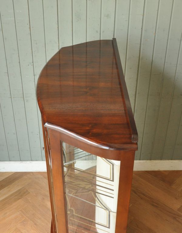 アンティークのキャビネット　アンティーク家具　模様入りのミラー付き、英国のアンティーク家具のガラスキャビネット（飾り棚）。天板もピカピカにお直ししました。(q-534-f)