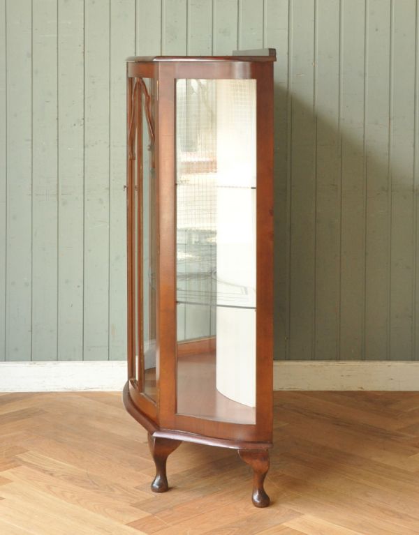 アンティークのキャビネット　アンティーク家具　模様入りのミラー付き、英国のアンティーク家具のガラスキャビネット（飾り棚）。サイドもガラスなので、どこから見ても美しいです！しっかり作られているので、安心してお使いいただけます。(q-534-f)