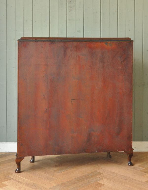 アンティークのキャビネット　アンティーク家具　模様入りのミラー付き、英国のアンティーク家具のガラスキャビネット（飾り棚）。キチンとメンテナンスしてあるので、裏側もキレイです。(q-534-f)