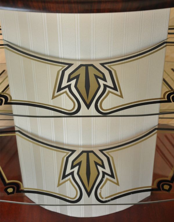 アンティークのキャビネット　アンティーク家具　模様入りのミラー付き、英国のアンティーク家具のガラスキャビネット（飾り棚）。ガラスの棚板にも模様が入っているとってもゴージャスなデザインです。(q-534-f)