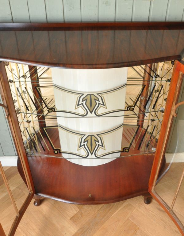 アンティークのキャビネット　アンティーク家具　模様入りのミラー付き、英国のアンティーク家具のガラスキャビネット（飾り棚）。キレイに修復してありますので、いろんなものを収納して下さい。(q-534-f)