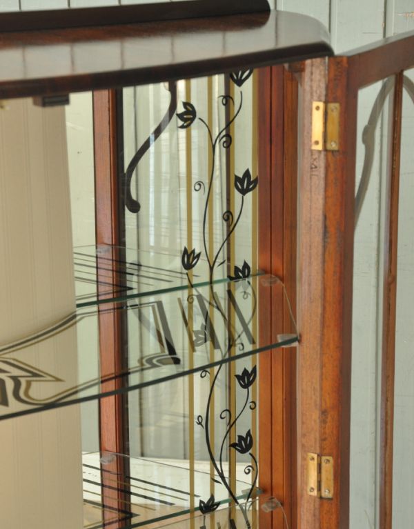 アンティークのキャビネット　アンティーク家具　模様入りのミラー付き、英国のアンティーク家具のガラスキャビネット（飾り棚）。背板が鏡張りになっています。(q-534-f)