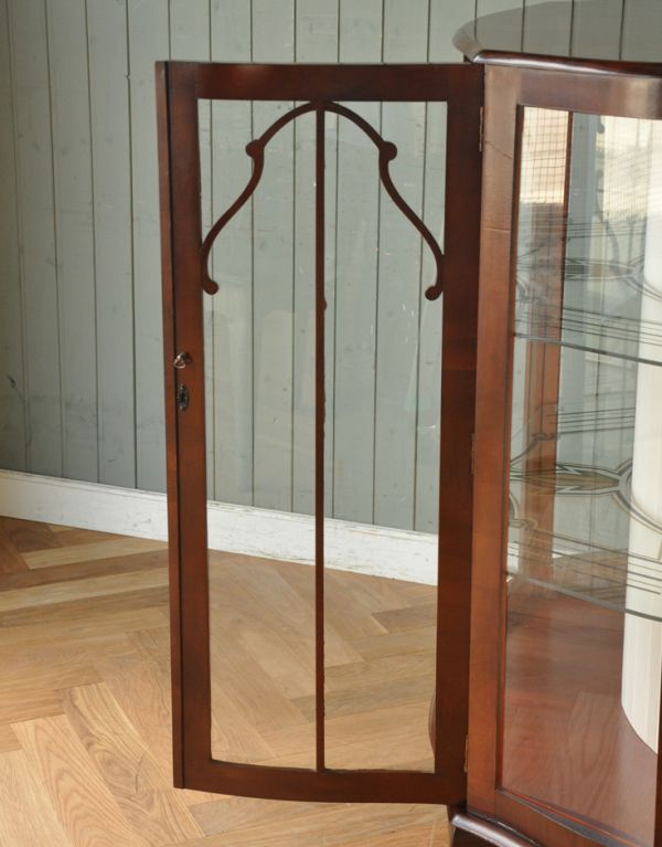 アンティークのキャビネット　アンティーク家具　模様入りのミラー付き、英国のアンティーク家具のガラスキャビネット（飾り棚）。ガラスもアンティークならでは。(q-534-f)