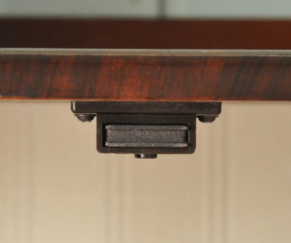 アンティークのキャビネット　アンティーク家具　模様入りのミラー付き、英国のアンティーク家具のガラスキャビネット（飾り棚）。マグネットが付いているので開閉がスムーズです。(q-534-f)