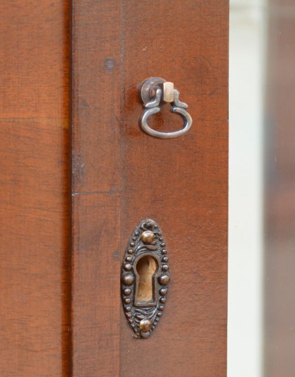 アンティークのキャビネット　アンティーク家具　模様入りのミラー付き、英国のアンティーク家具のガラスキャビネット（飾り棚）。小さな取っ手がちょこんと付いています。(q-534-f)