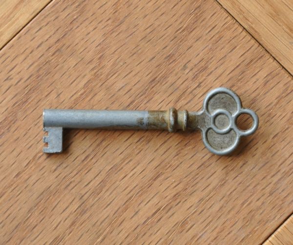 アンティークのキャビネット　アンティーク家具　模様入りのミラー付き、英国のアンティーク家具のガラスキャビネット（飾り棚）。アンティークの鍵をいっしょにお届けします。(q-534-f)