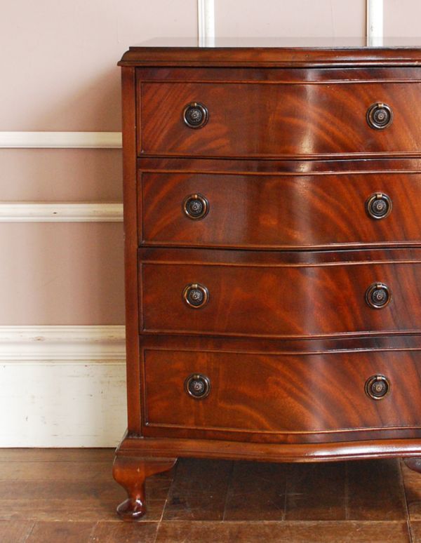 アンティークのチェスト　アンティーク家具　綺麗な艶のアンティーク家具、マホガニー材の４段チェスト。とても美しいマホガニーの木目です。(q-535-f)