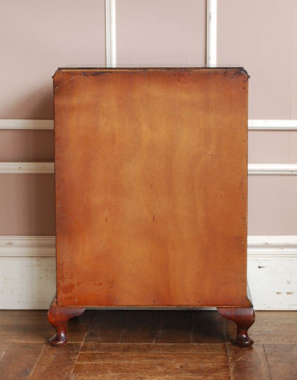 アンティークのチェスト　アンティーク家具　綺麗な艶のアンティーク家具、マホガニー材の４段チェスト。裏側もキチンと仕上げているので、キレイな状態です。(q-535-f)