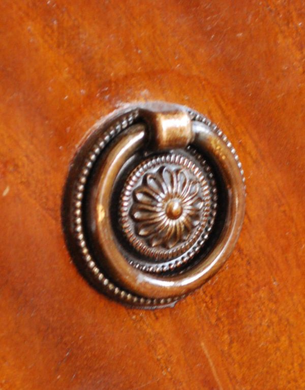 アンティークのチェスト　アンティーク家具　綺麗な艶のアンティーク家具、マホガニー材の４段チェスト。引き出しの取っ手です。(q-535-f)