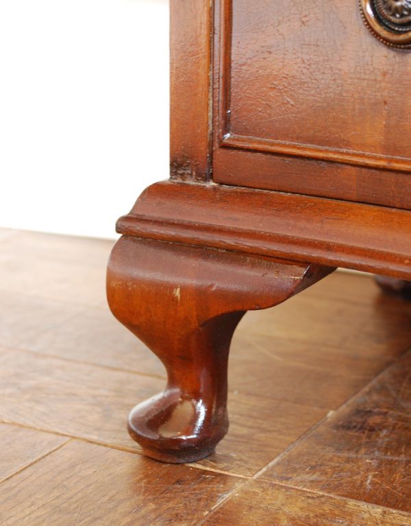 アンティークのチェスト　アンティーク家具　綺麗な艶のアンティーク家具、マホガニー材の４段チェスト。上品なラインの脚がしっかりとキャビネットを支えます。(q-535-f)