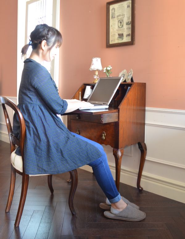 ビューロー　アンティーク家具　キレイなアンティーク英国家具、ウォルナット材のビューロー（デスク）。落ち着いた雰囲気のビューロー。(q-536-f)