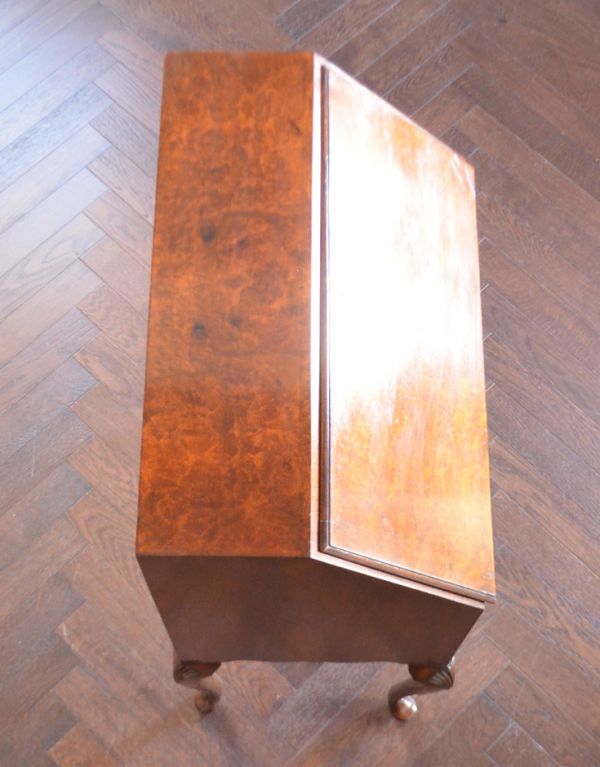 ビューロー　アンティーク家具　キレイなアンティーク英国家具、ウォルナット材のビューロー（デスク）。天板もピカピカにお直ししました。(q-536-f)