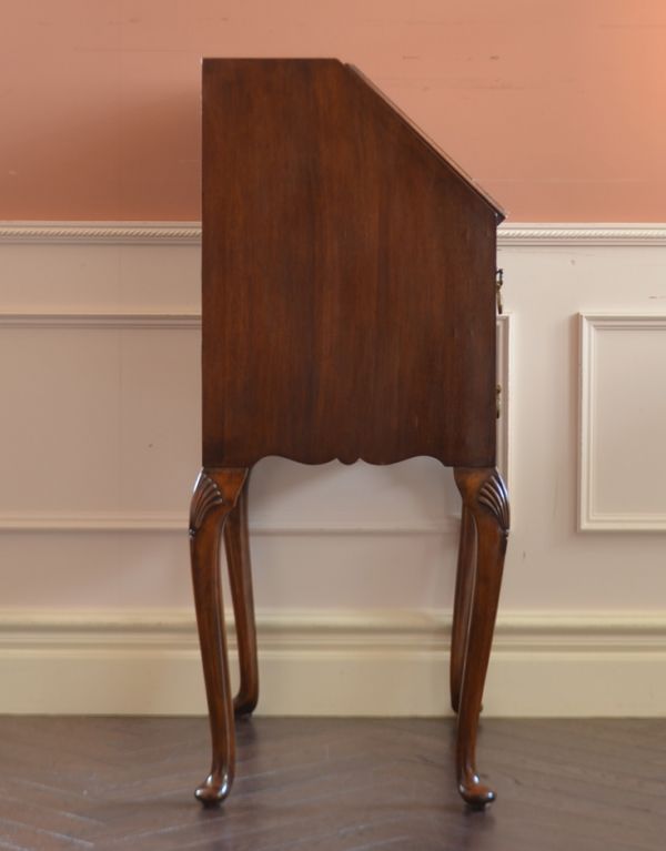 ビューロー　アンティーク家具　キレイなアンティーク英国家具、ウォルナット材のビューロー（デスク）。ビューローを閉じると、スッキリとしたキャビネットに。(q-536-f)