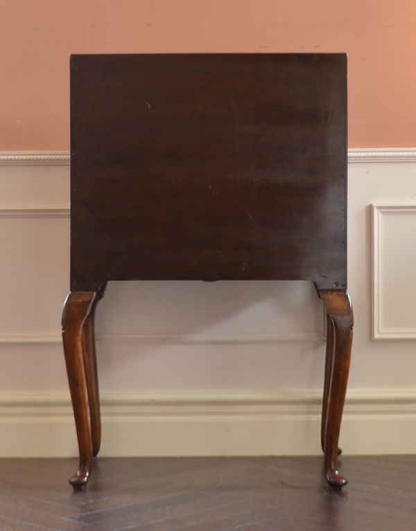 ビューロー　アンティーク家具　キレイなアンティーク英国家具、ウォルナット材のビューロー（デスク）。きちんとメンテナンスしてあるので、裏側もキレイです。(q-536-f)